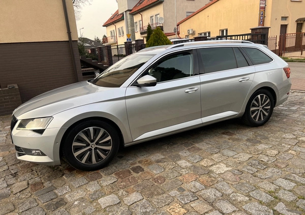 Skoda Superb cena 59900 przebieg: 239000, rok produkcji 2018 z Mieroszów małe 781